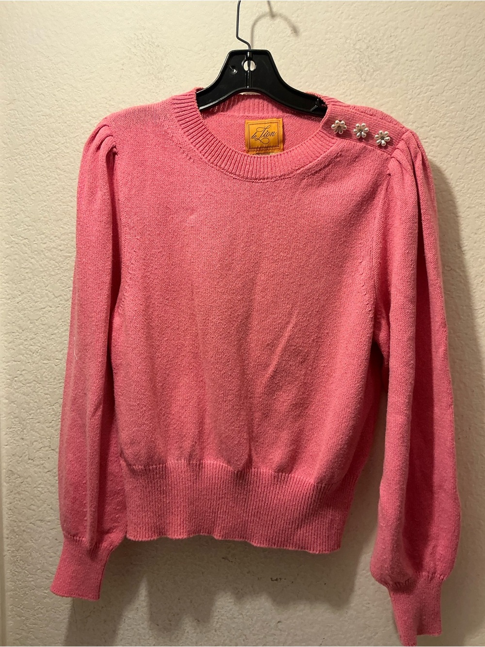 Le lion Women's Pink Crewneck Sweater with Pearl Flower Shoulder Buttons Italy